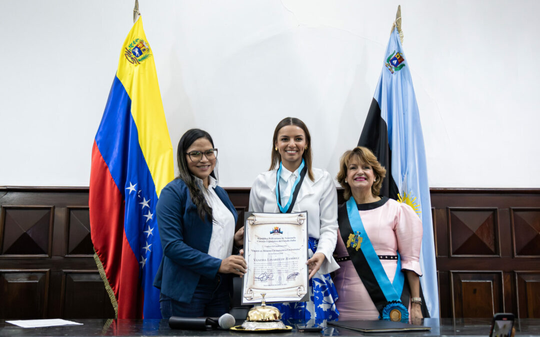 Vanessa Linares de Ramírez recibió la Orden al Mérito Ciudadano del CLEZ por su labor en la defensa de los derechos de los niños