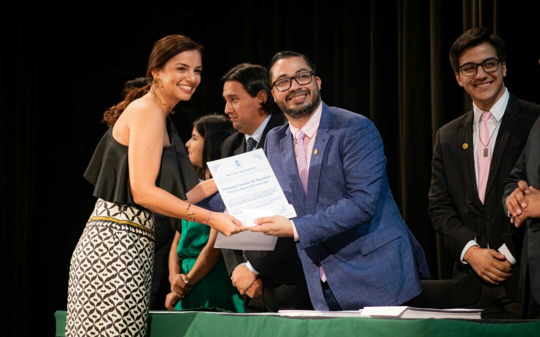 Primera Dama de Maracaibo recibe Mención Honorífica en el segundo aniversario de la Embajada Cultural